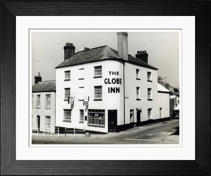 Framed Print : Photograph of Globe Inn, Honiton, Devon Framed Print : Photograph of Globe Inn, Honiton, Devon