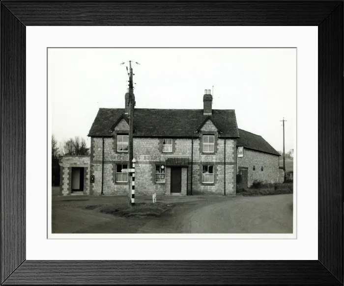 Framed Print : Photograph of Globe Inn, Yeovil, Somerset Framed Print : Photograph of Globe Inn, Yeovil, Somerset