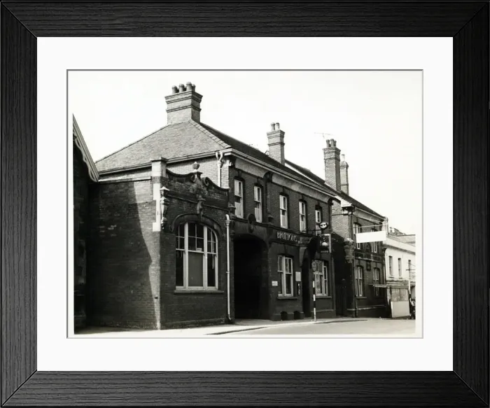 Framed Print : Photograph of Globe & Crown PH, Yeovil, Somerset Framed Print : Photograph of Globe & Crown PH, Yeovil, Somerset