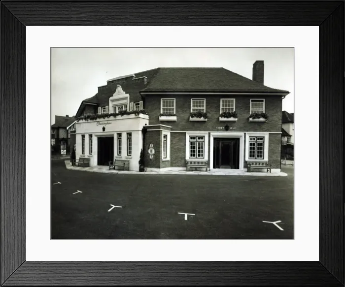 Framed Print : Photograph of Golden Eagle PH, Finchley, London Framed Print : Photograph of Golden Eagle PH, Finchley, London