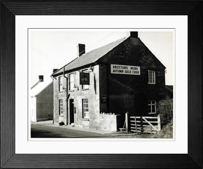 Framed Print : Photograph of Golden Fleece PH, Chard, Somerset Framed Print : Photograph of Golden Fleece PH, Chard, Somerset