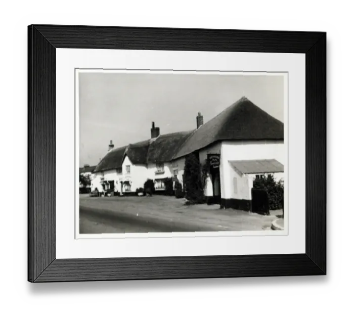 Framed Print : Photograph of Greyhound Inn, Honiton, Devon Framed Print : Photograph of Greyhound Inn, Honiton, Devon