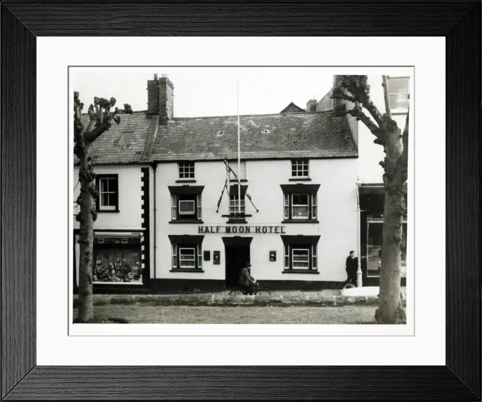 Framed Print : Photograph of Half Moon PH, Yeovil, Somerset Framed Print : Photograph of Half Moon PH, Yeovil, Somerset