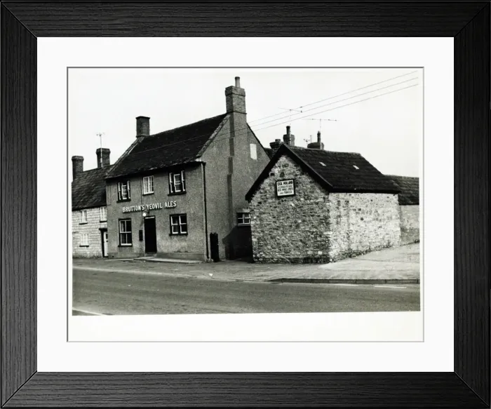 Framed Print : Photograph of Half Moon Inn, Mudford, Somerset Framed Print : Photograph of Half Moon Inn, Mudford, Somerset
