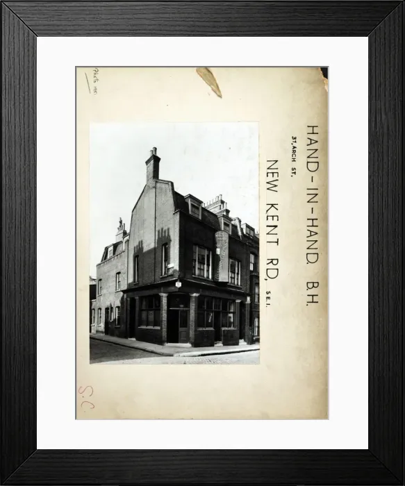 Framed Print : Photograph of Hand In Hand PH, New Kent Road (Old), London Framed Print : Photograph of Hand In Hand PH, New Kent Road (Old), London