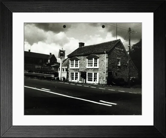 Framed Print : Photograph of Harrow PH, Enstone, Oxfordshire