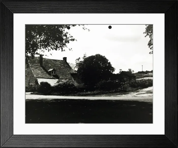 Framed Print : Photograph of Harrow PH, Enstone, Oxfordshire Framed Print : Photograph of Harrow PH, Enstone, Oxfordshire