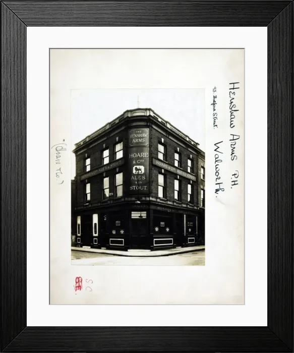 Framed Print : Photograph of Henshaw Arms, Walworth, London Framed Print : Photograph of Henshaw Arms, Walworth, London