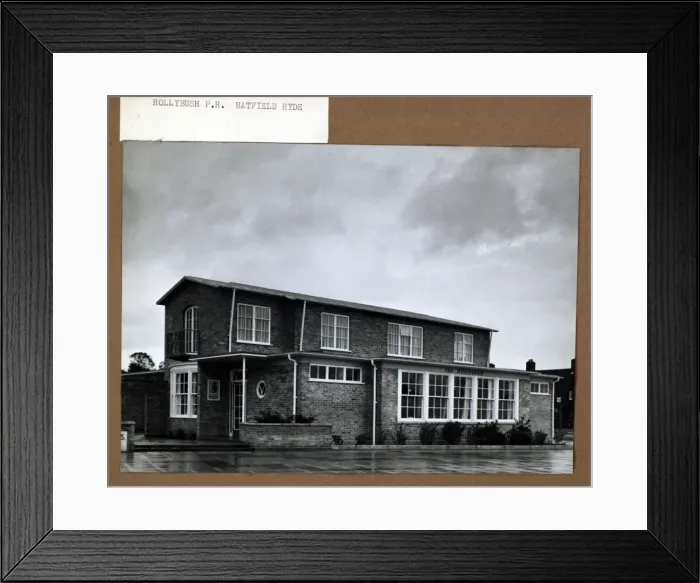 Framed Print : Hollybush PH, Welwyn Garden City, Hertfordshire Framed Print : Hollybush PH, Welwyn Garden City, Hertfordshire