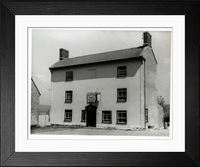 Framed Print : Photograph of Ilchester Arms Inn, Shepton Mallet, Somerset Framed Print : Photograph of Ilchester Arms Inn, Shepton Mallet, Somerset