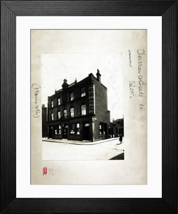 Framed Print : Photograph of Huntsman & Hounds PH, Walworth, London Framed Print : Photograph of Huntsman & Hounds PH, Walworth, London