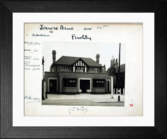 Framed Print : Photograph of Joiners Arms, Finchley, London Framed Print : Photograph of Joiners Arms, Finchley, London