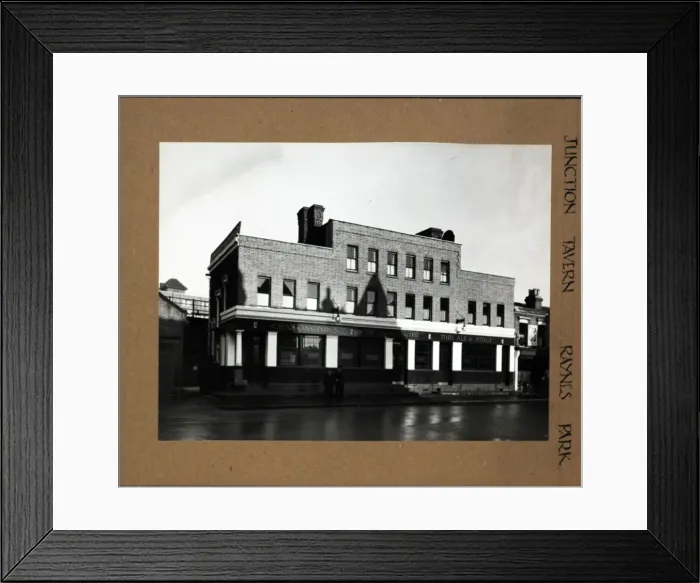 Framed Print : Photograph of Junction Tavern, Raynes Park, London Framed Print : Photograph of Junction Tavern, Raynes Park, London