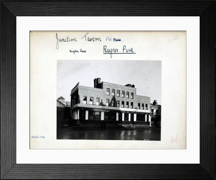 Framed Print : Photograph of Junction Tavern, Raynes Park, London Framed Print : Photograph of Junction Tavern, Raynes Park, London