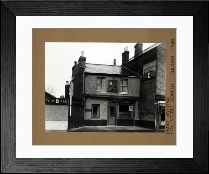 Framed Print : Photograph of King Harold PH, Waltham Cross, London Framed Print : Photograph of King Harold PH, Waltham Cross, London