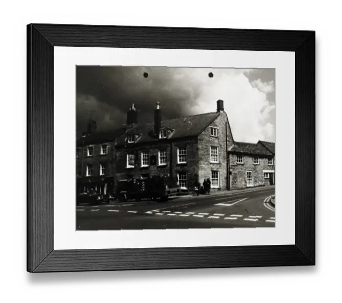 Framed Print : Photograph of Kings Arms Hotel, Chipping Norton, Oxfordshire Framed Print : Photograph of Kings Arms Hotel, Chipping Norton, Oxfordshire
