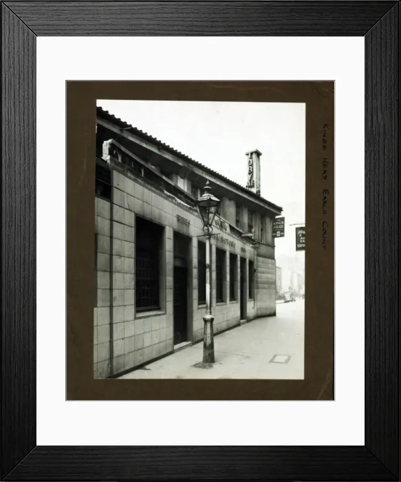 Framed Print : Photograph of Kings Head PH, Earls Court, London Framed Print : Photograph of Kings Head PH, Earls Court, London