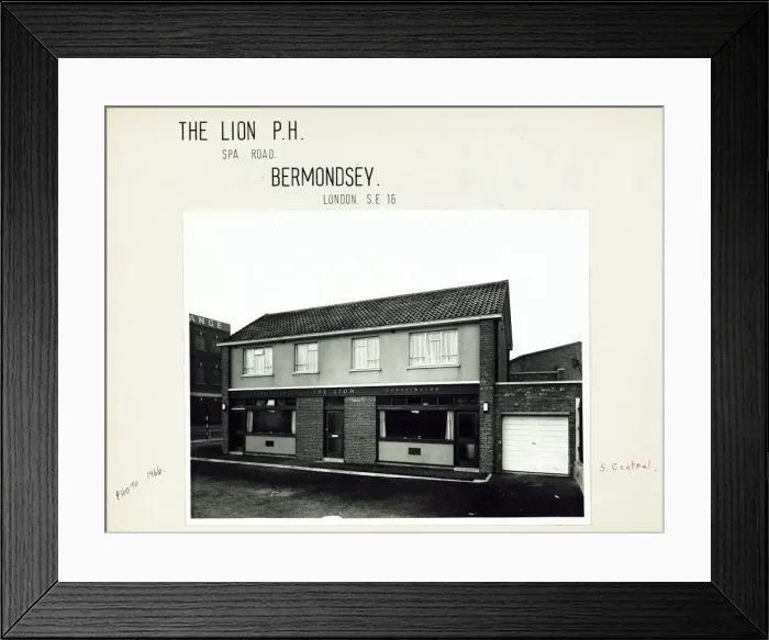 Framed Print : Photograph of Lion PH, Bermondsey (New), London Framed Print : Photograph of Lion PH, Bermondsey (New), London
