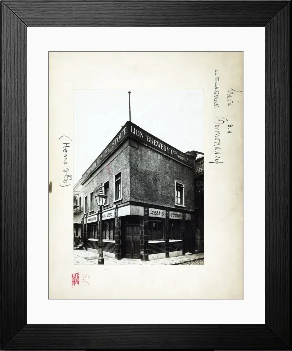 Framed Print : Photograph of Lion PH, Bermondsey (Old), London Framed Print : Photograph of Lion PH, Bermondsey (Old), London