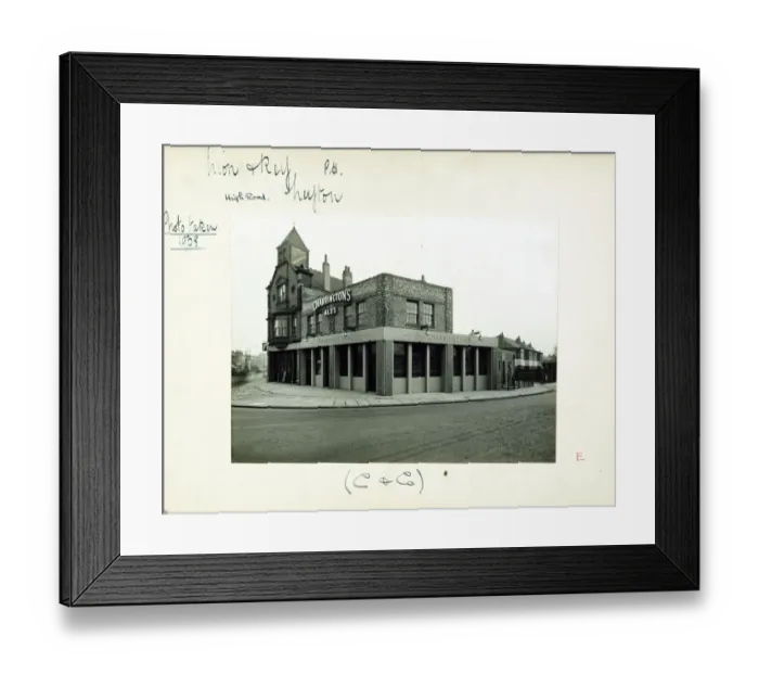 Framed Print : Photograph of Lion & Key PH, Leyton, London Framed Print : Photograph of Lion & Key PH, Leyton, London