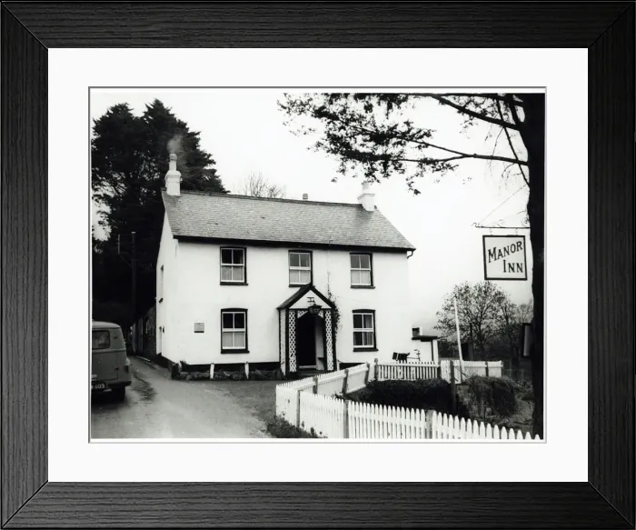 Framed Print : Photograph of Manor Inn, Exeter, Devon Framed Print : Photograph of Manor Inn, Exeter, Devon