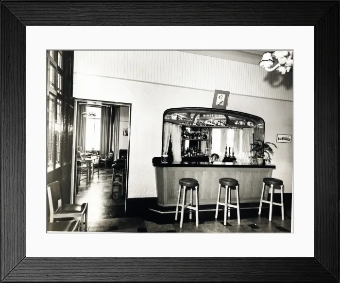 Framed Print : Photograph of Moore Park Hotel, Forest Hill, London Framed Print : Photograph of Moore Park Hotel, Forest Hill, London