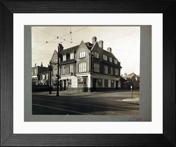 Framed Print : Photograph of Moss Hall Tavern, Finchley, London Framed Print : Photograph of Moss Hall Tavern, Finchley, London