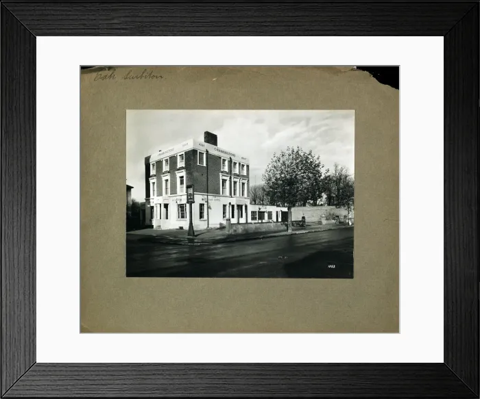 Framed Print : Photograph of Oak Tavern, Surbiton, Surrey Framed Print : Photograph of Oak Tavern, Surbiton, Surrey