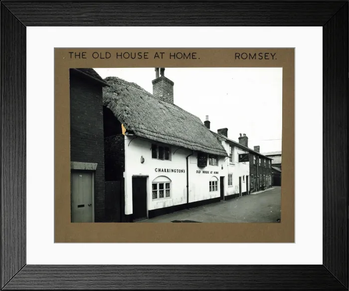 Framed Print : Photograph of Old House At Home PH, Romsey, Hampshire Framed Print : Photograph of Old House At Home PH, Romsey, Hampshire