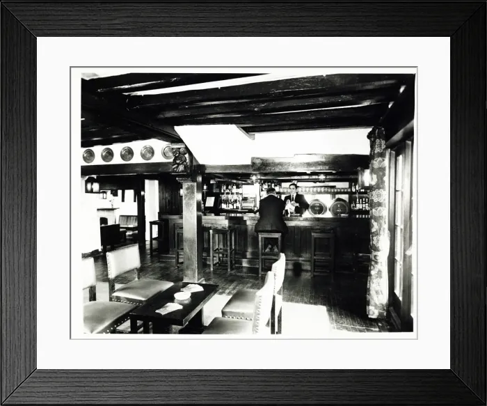 Framed Print : Photograph of Olde Six Bells PH, Horley, Sussex Framed Print : Photograph of Olde Six Bells PH, Horley, Sussex