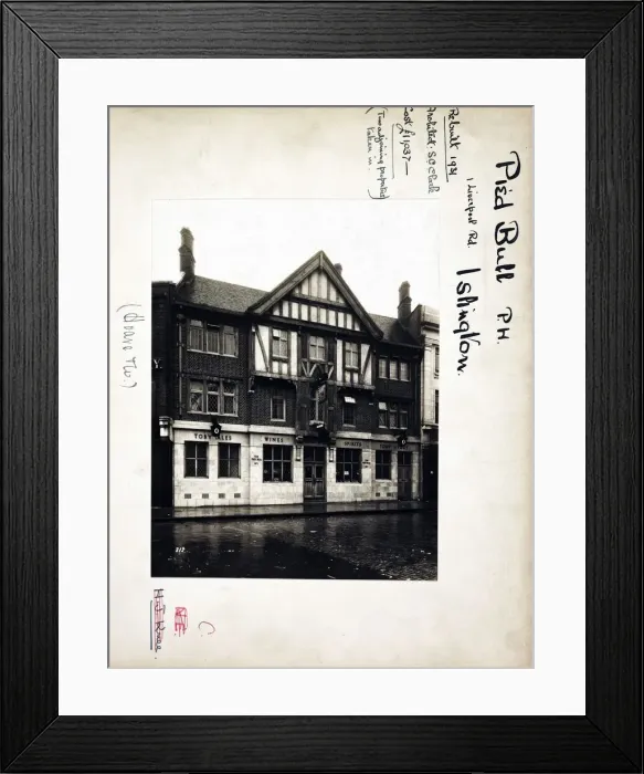 Framed Print : Photograph of Pied Bull PH, Islington, London Framed Print : Photograph of Pied Bull PH, Islington, London