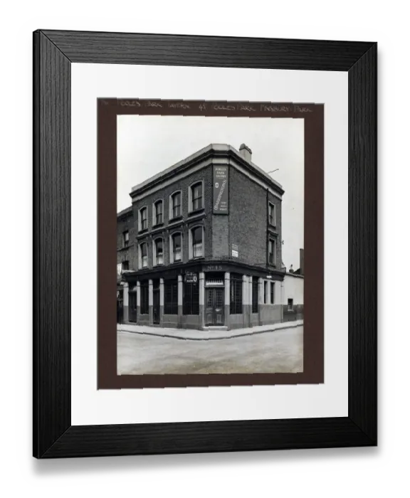 Framed Print : Photograph of Pooles Park Tavern, Finsbury Park, London Framed Print : Photograph of Pooles Park Tavern, Finsbury Park, London