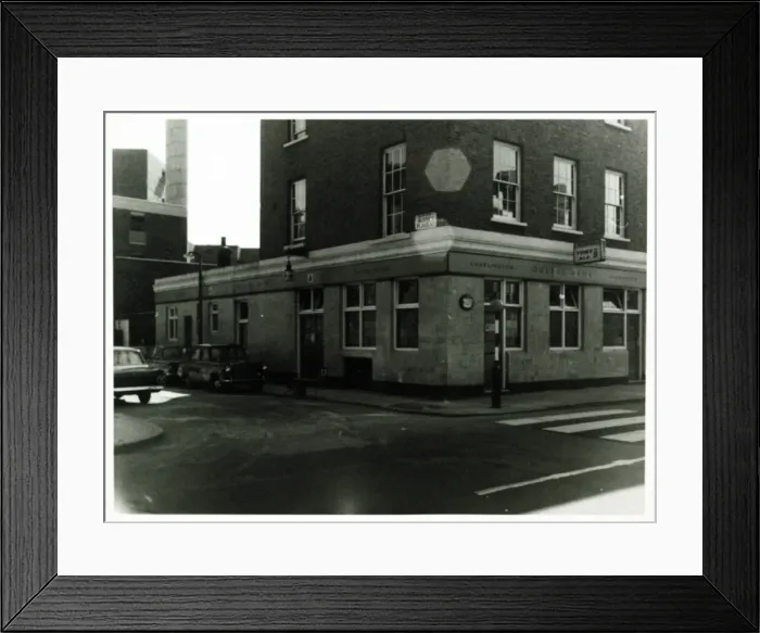 Framed Print : Photograph of Queens Arms, Holloway, London Framed Print : Photograph of Queens Arms, Holloway, London