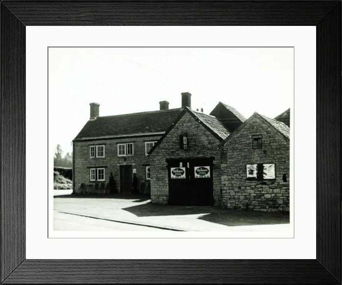 Framed Print : Photograph of Queens Arms Inn, Shepton Mallet, Somerset Framed Print : Photograph of Queens Arms Inn, Shepton Mallet, Somerset