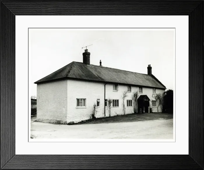 Framed Print : Photograph of Quiet Woman Inn, Yeovil, Somerset Framed Print : Photograph of Quiet Woman Inn, Yeovil, Somerset