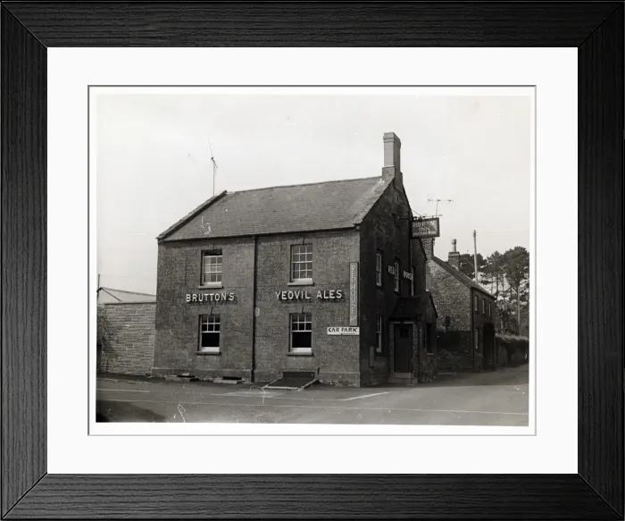 Framed Print : Photograph of Red House Inn, Yeovil, Somerset Framed Print : Photograph of Red House Inn, Yeovil, Somerset