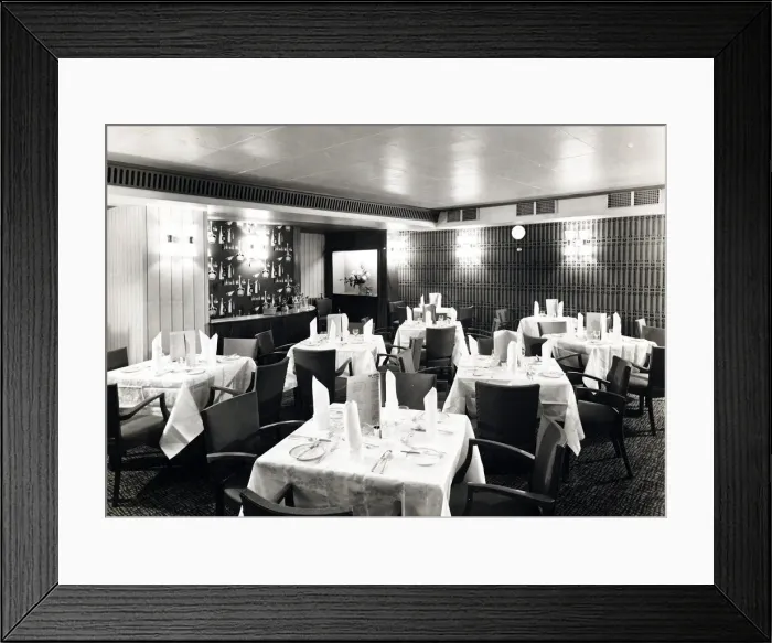Framed Print : Photograph of Red Lion PH, City, London Framed Print : Photograph of Red Lion PH, City, London
