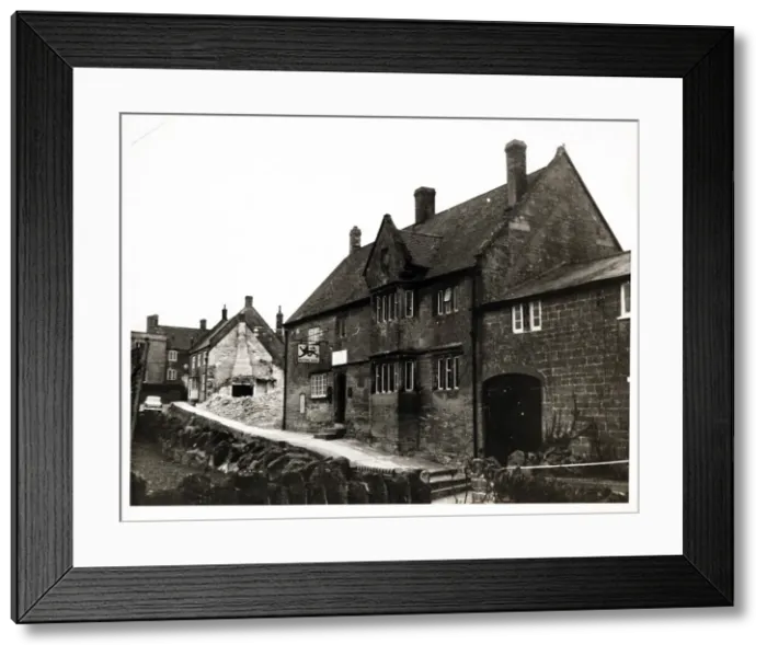 Framed Print : Photograph of Red Lion Inn, Martock, Somerset Framed Print : Photograph of Red Lion Inn, Martock, Somerset