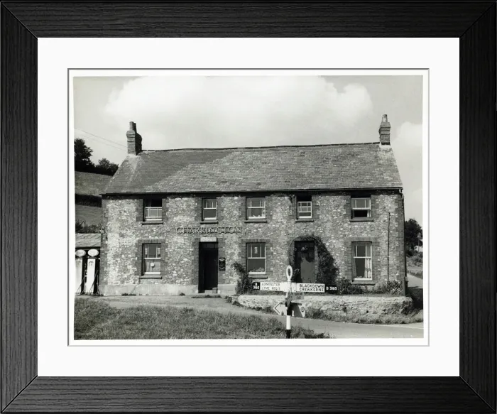 Framed Print : Photograph of Rose & Crown PH, Bridport, Dorset Framed Print : Photograph of Rose & Crown PH, Bridport, Dorset