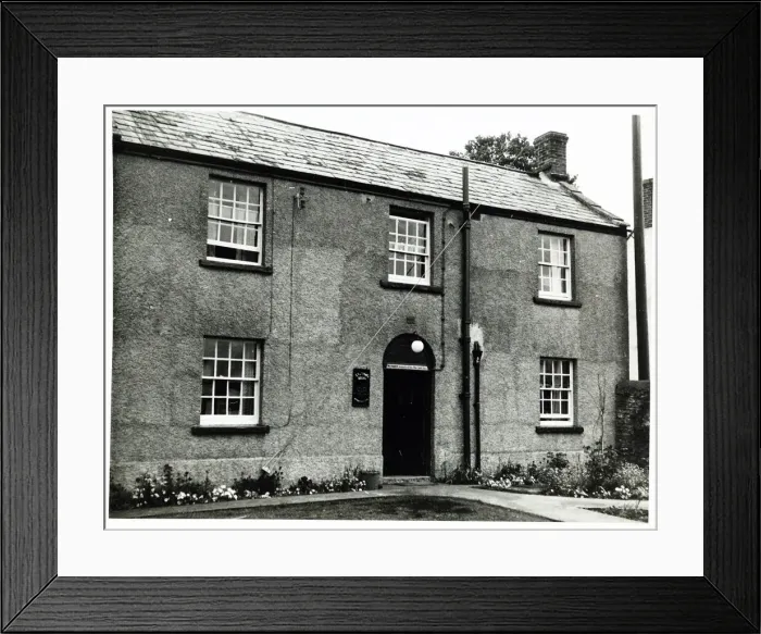 Framed Print : Photograph of Rose & Crown Inn, Taunton, Somerset Framed Print : Photograph of Rose & Crown Inn, Taunton, Somerset