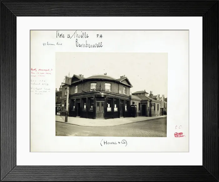 Framed Print : Photograph of Rose & Thistle PH, Camberwell, London Framed Print : Photograph of Rose & Thistle PH, Camberwell, London