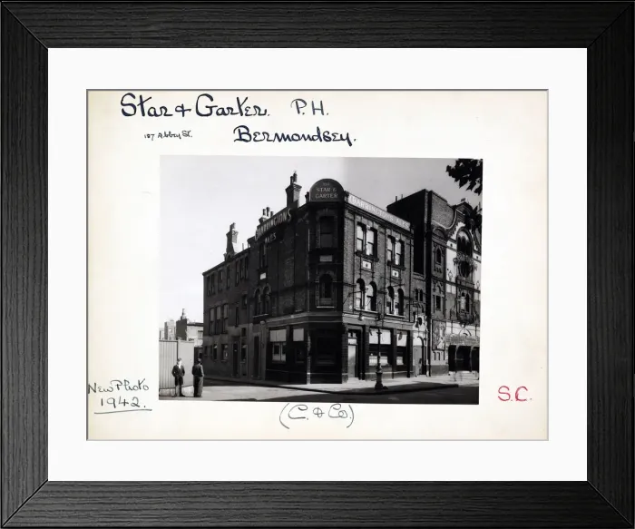 Framed Print : Photograph of Star & Garter PH, Bermondsey, London Framed Print : Photograph of Star & Garter PH, Bermondsey, London