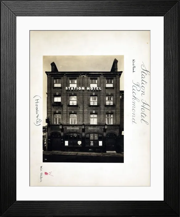 Framed Print : Photograph of Station Hotel, Richmond, Greater London Framed Print : Photograph of Station Hotel, Richmond, Greater London