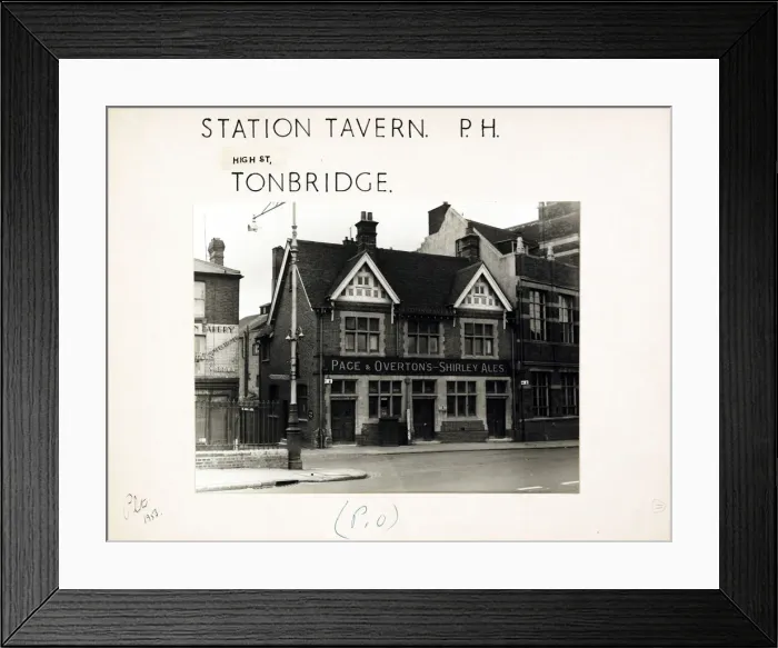 Framed Print : Photograph of Station Tavern, Tonbridge, Kent Framed Print : Photograph of Station Tavern, Tonbridge, Kent