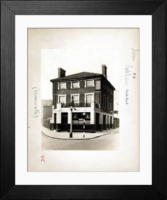 Framed Print : Photograph of Swan PH, Peckham, London Framed Print : Photograph of Swan PH, Peckham, London