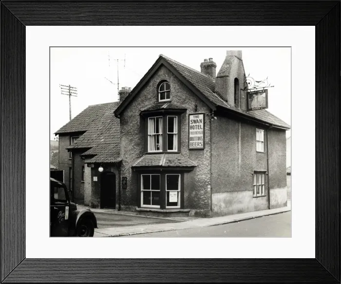 Framed Print : Photograph of Swan Hotel, Ilminster, Somerset Framed Print : Photograph of Swan Hotel, Ilminster, Somerset