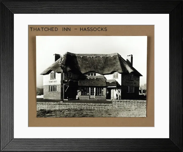 Framed Print : Photograph of Thatched Inn, Hassocks, Sussex Framed Print : Photograph of Thatched Inn, Hassocks, Sussex