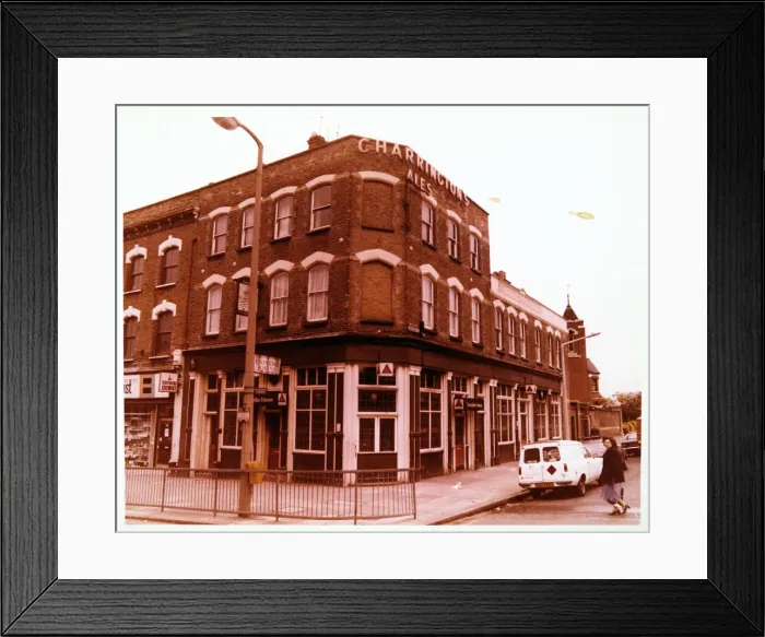 Framed Print : Photograph of Turnpike House PH, Stamford Hill, London Framed Print : Photograph of Turnpike House PH, Stamford Hill, London