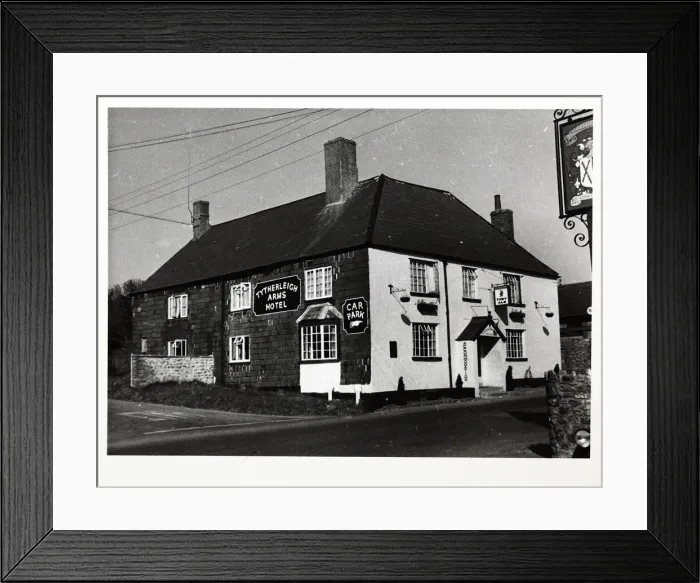 Framed Print : Photograph of Tytherleigh Arms Hotel, Axminster, Somerset Framed Print : Photograph of Tytherleigh Arms Hotel, Axminster, Somerset