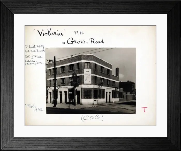 Framed Print : Photograph of Victoria PH, Mile End, London Framed Print : Photograph of Victoria PH, Mile End, London